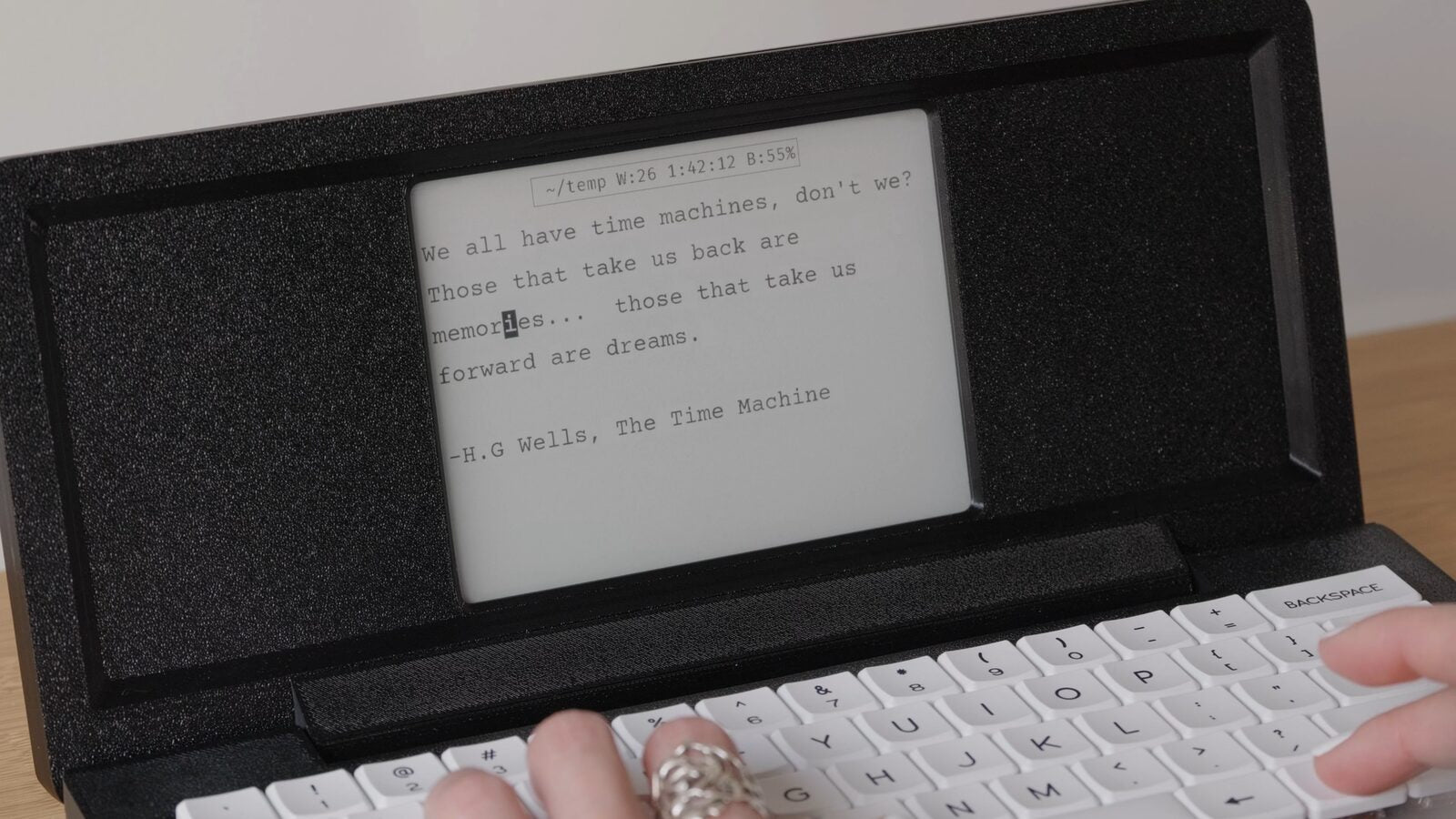 Frontlit e-ink display